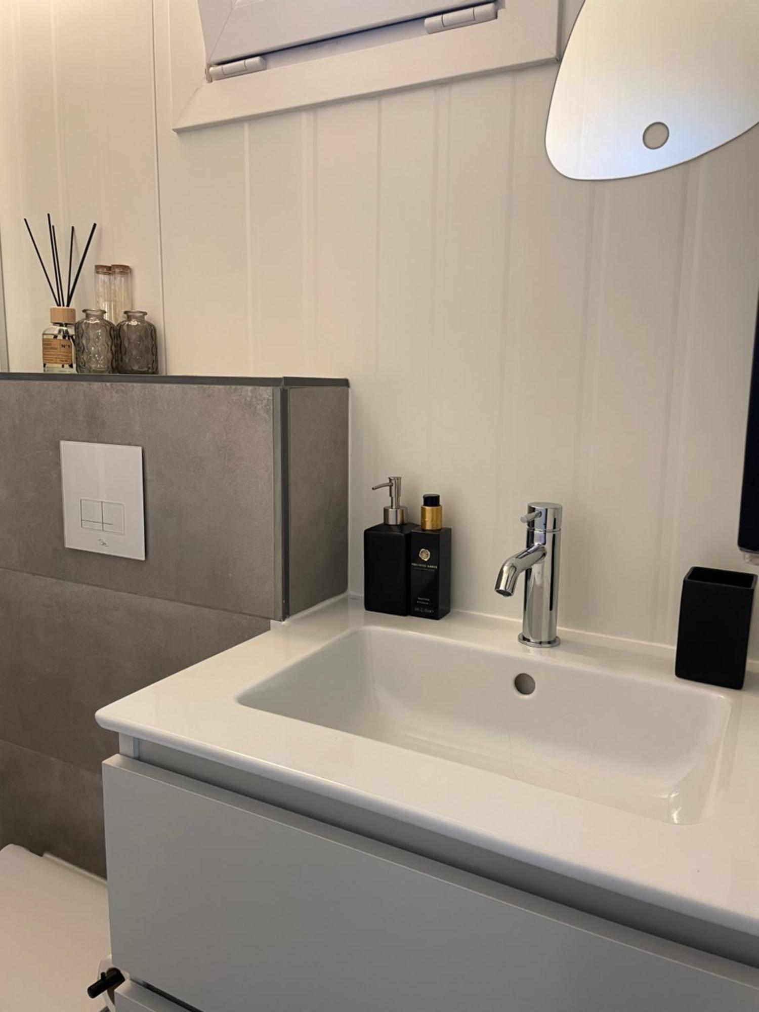 Luxe Tiny House Incl Jacuzzi En Strandhuisje In Zomerseizoen Meliskerke المظهر الخارجي الصورة